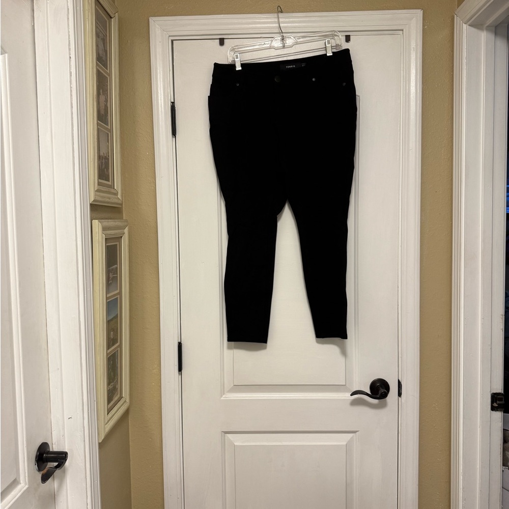 Torrid like new  sz 14 short studio skinny pants.